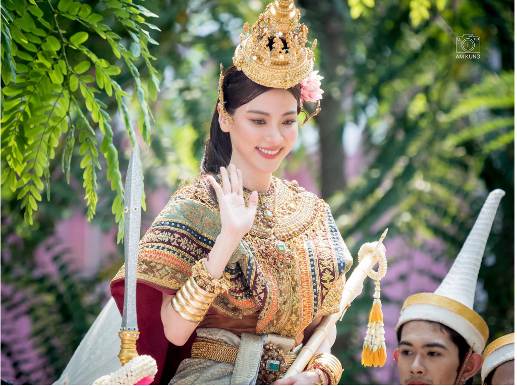 Nữ chính 'Chiếc lá cuốn bay' hóa nữ thần Songkran 2023, nhan sắc bừng sáng trên đường phố Siam - Ảnh 6